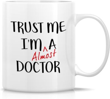 مج مضحك من ريتز - كوب
  قهوة سيراميك مطبوع عليه Trust Me I'm Almost a Doctor سعة 308 مل - هدايا عيد
  ميلاد مضحكة وسخرية ومحفزة وملهمة للمسعفين والأصدقاء وزملاء العمل والأشقاء
  والأب والأم